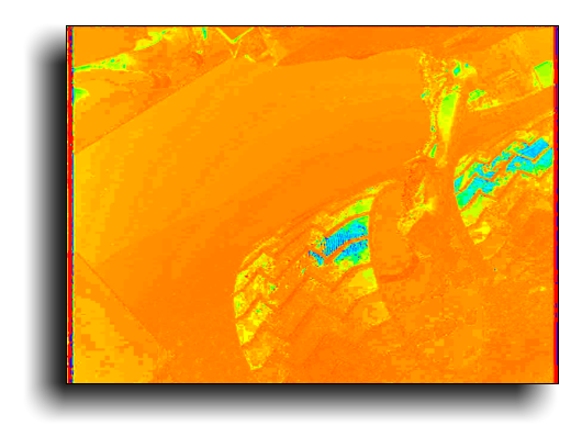 immagine in falsi colori con analisi di crominanza.I riflessi della luce solare sulle ruote di Curiositydovrebbero indicare la dominante cromaticadella luce diurna marziana su Gale Crater